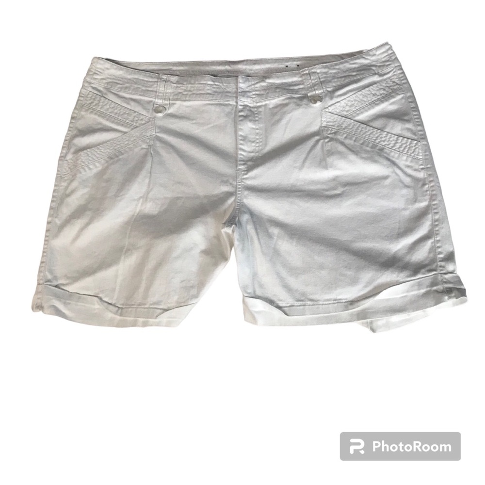 Venezia Turn-Up Short Women’s Size 26 Color White High Rise Boyfriend Style.